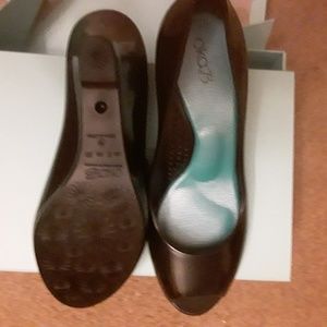 Oka b wedges in black. Size 8.